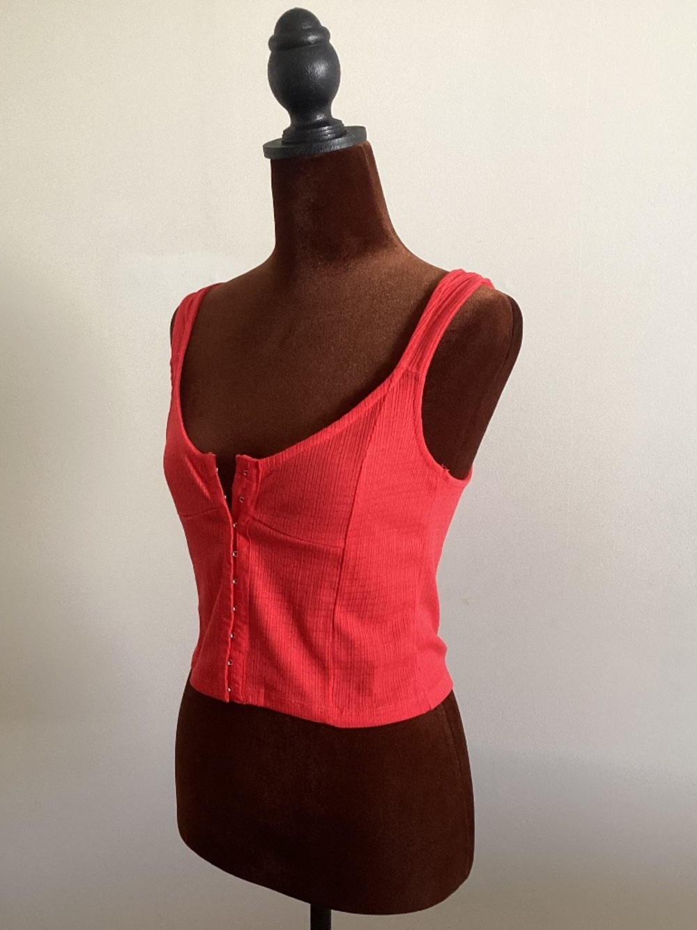 Tank with front hook closure